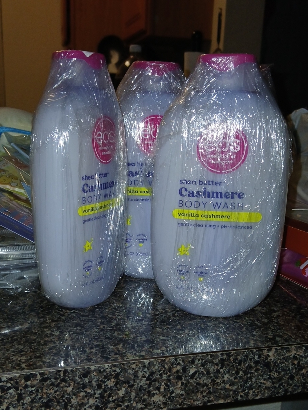 1 #eos Vanilla Cashmere #BodyWash - White and Pink
